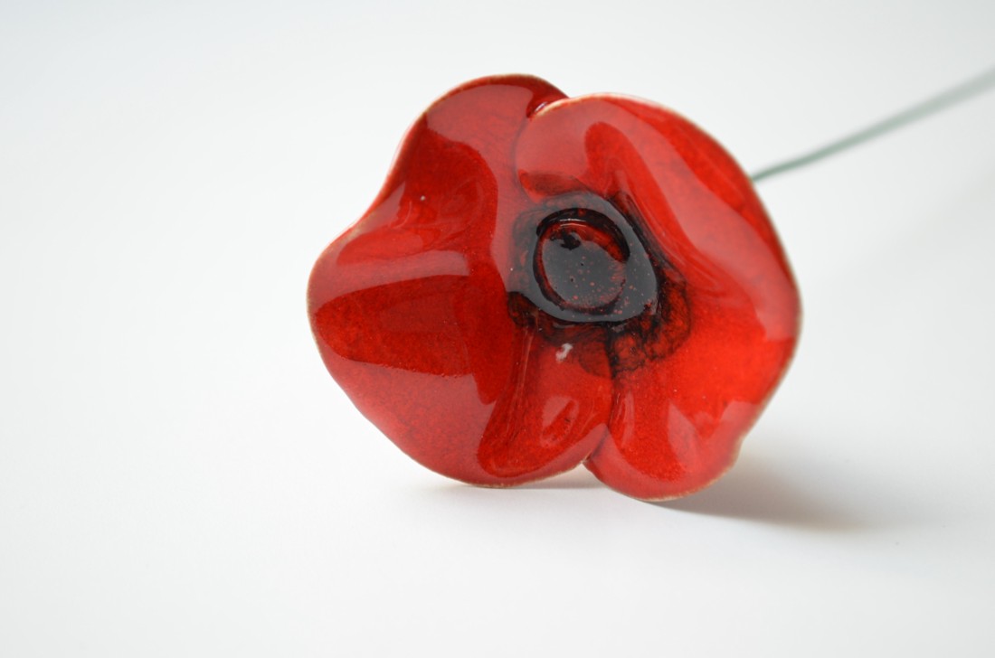 Floare de mac din ceramică realizată manual - casă & stil de viață - decorațiuni de casă - accesorii florale - flori la fir - Artynos.ro