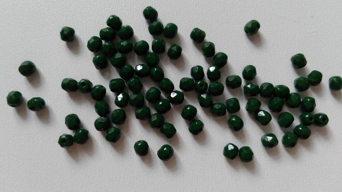 Mărgele cehe fațetate din sticlă - 4mm - 100 buc / pachet - verde închis - - Artynos.ro Mărgele cehe fațetate din sticlă - 4mm - 100 buc / pachet - verde închis - - Artynos.ro