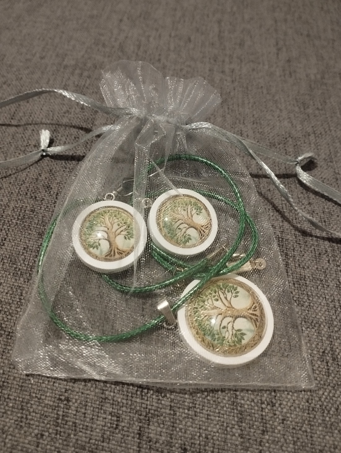 Set colier și cercei din lentile de sticlă cu motiv de copac al vieții - - Artynos.ro Set colier și cercei din lentile de sticlă cu motiv de copac al vieții - - Artynos.ro
