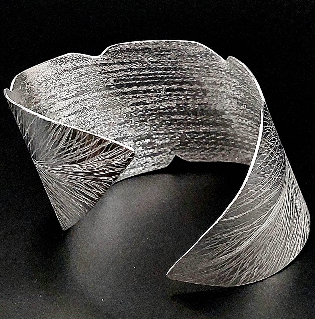 Brățară minimalistă în formă de frunză din aluminiu -  - Artynos.ro Brățară minimalistă în formă de frunză din aluminiu -  - Artynos.ro