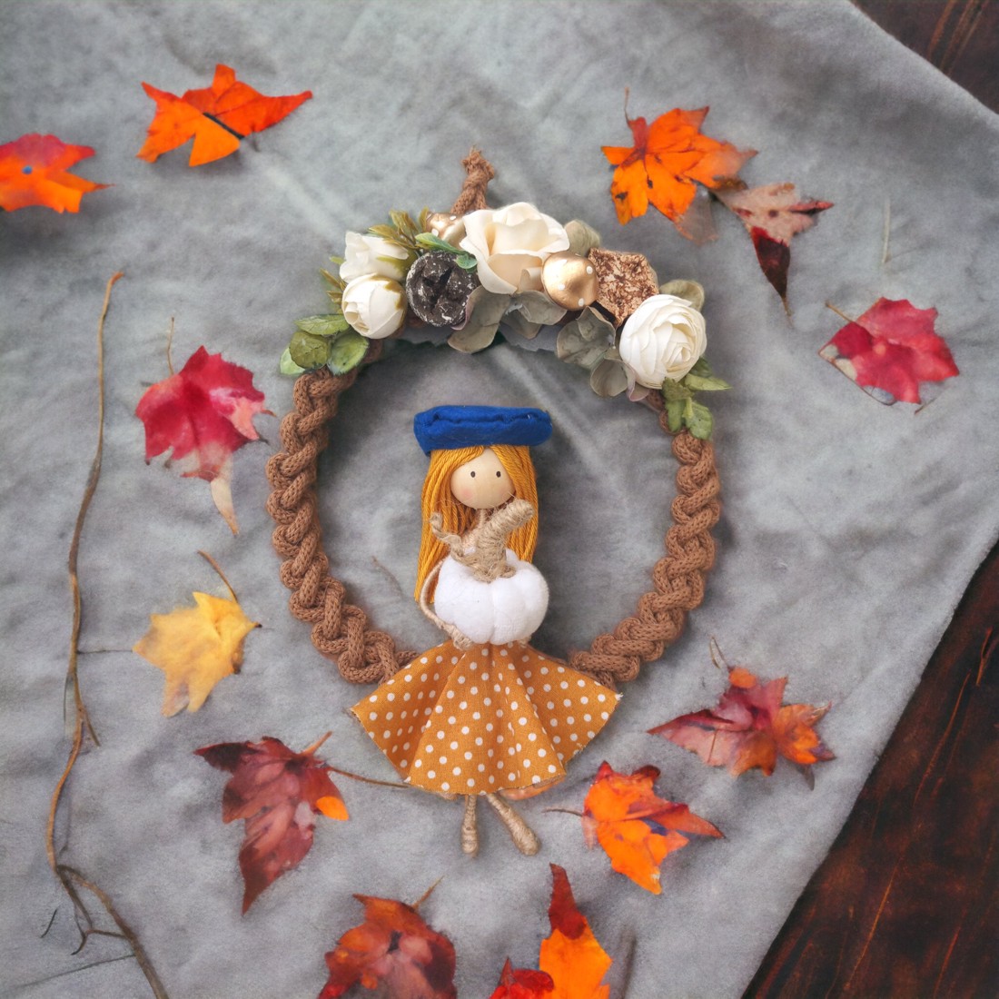 Decorațiune de toamnă pentru ușă din macramé � Fată elegantă cu pălărie, decorată cu dovleci și flori -  - Artynos.ro