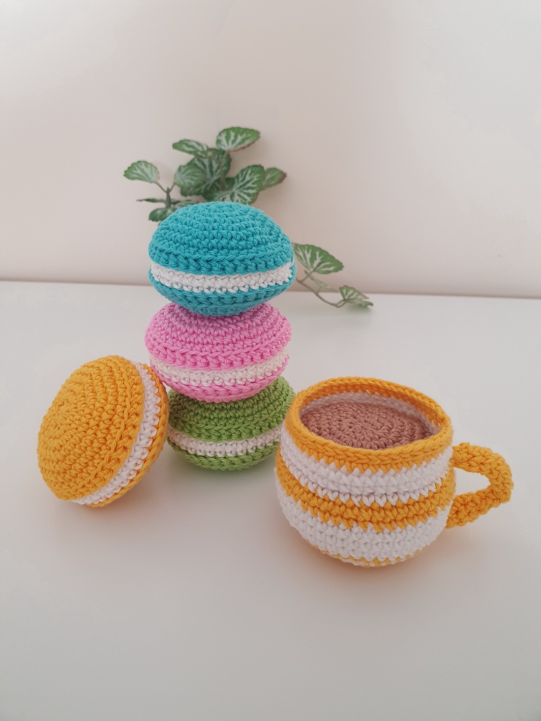Macaron croșetat și cafea - jucării și echipamente pentru copii - plușuri - legume, fructe de pluș - Artynos.ro