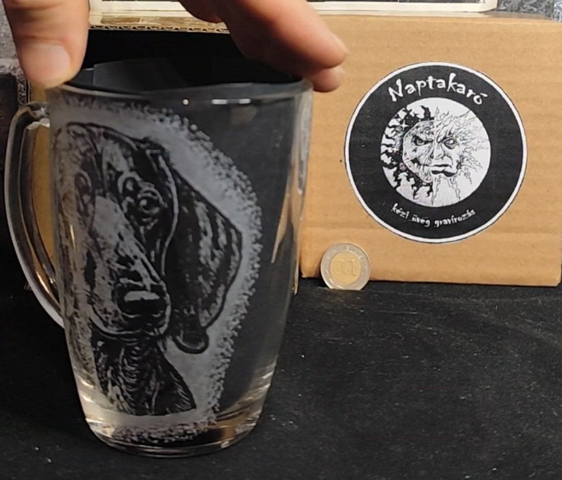 Cană gravată manual cu model de teckel  -  - Artynos.ro