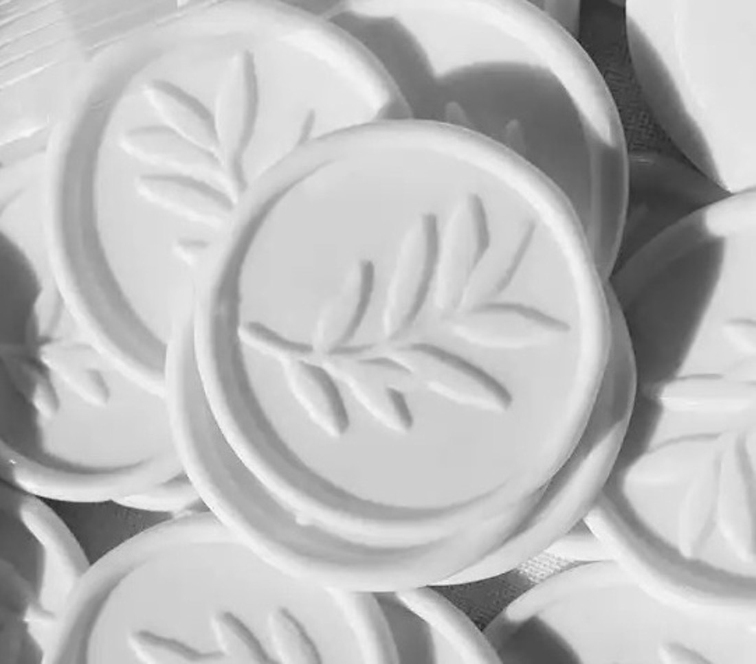 Sigiliu de ceară model de frunze, alb -  - Artynos.ro Sigiliu de ceară model de frunze, alb -  - Artynos.ro