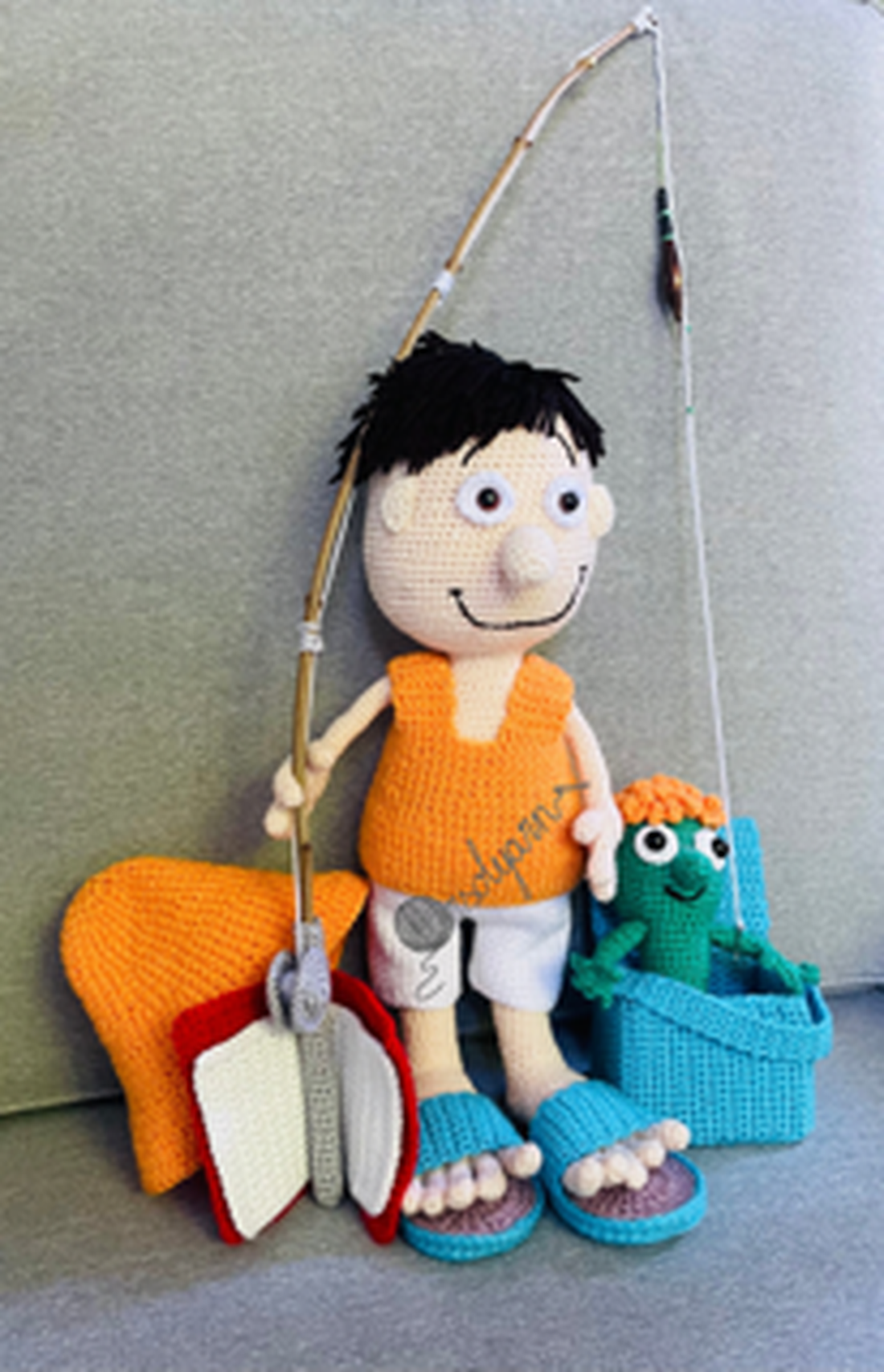 Marele Pescar - Cadou croșetat pentru pasionați de pescuit - jucării și echipamente pentru copii - plușuri - figurine de pluș - Artynos.ro Marele Pescar - Cadou croșetat pentru pasionați de pescuit - jucării și echipamente pentru copii - plușuri - figurine de pluș - Artynos.ro