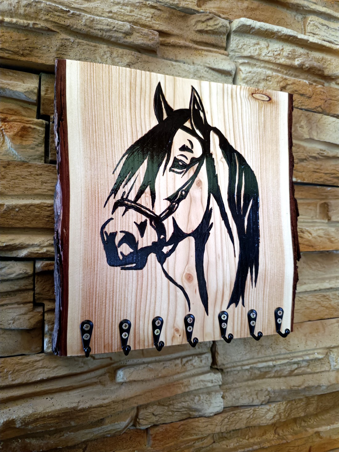 Breloc de perete cu cal din lemn - - Artynos.ro Breloc de perete cu cal din lemn - - Artynos.ro