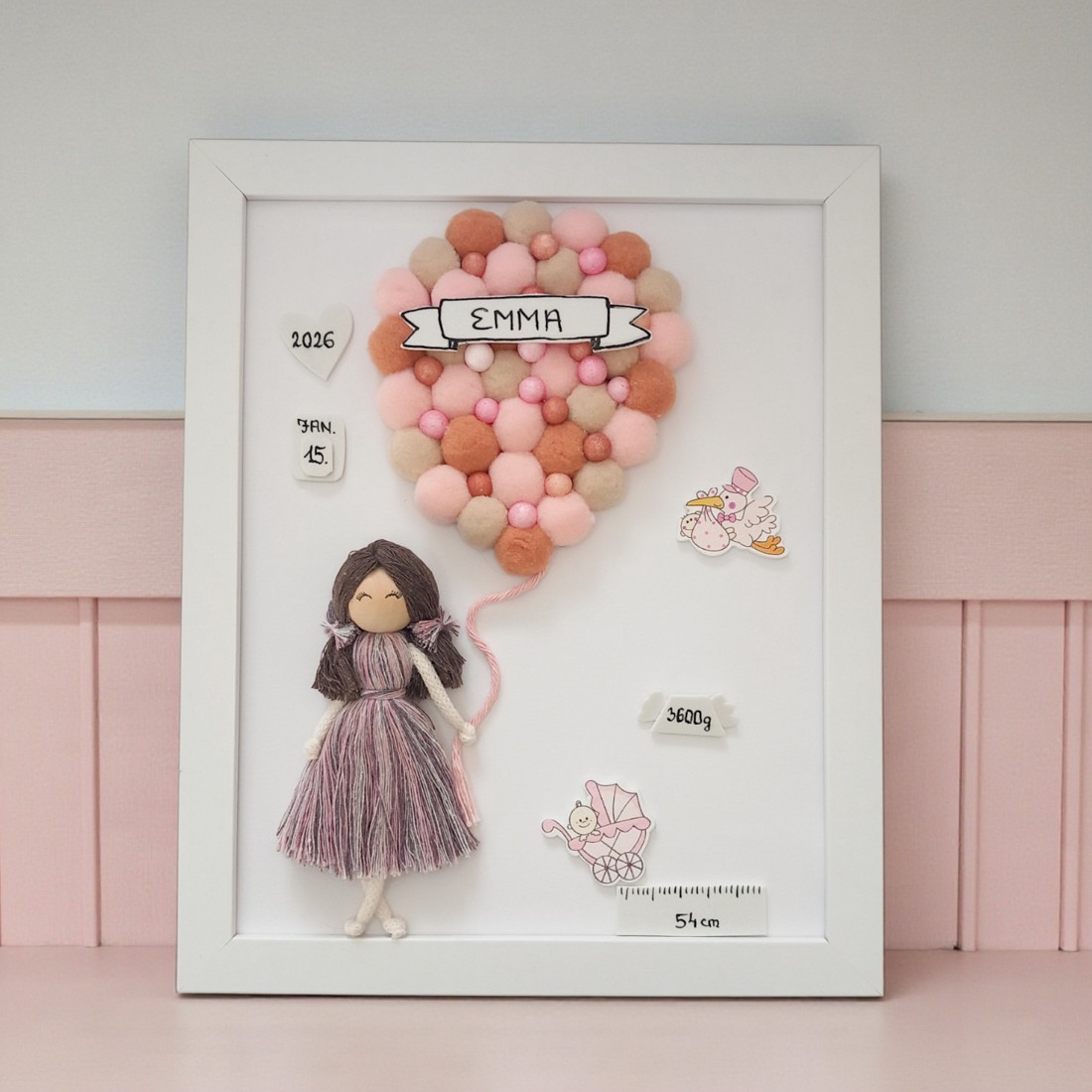 Cadou unic și personalizat pentru petrecerea bebelușului � Macramé fetiță cu balon, detalii despre naștere, într-o ramă albă - casă & stil de viață - decorațiuni de casă - decorațiuni de pereți - decor de pereți, macrame - Artynos.ro