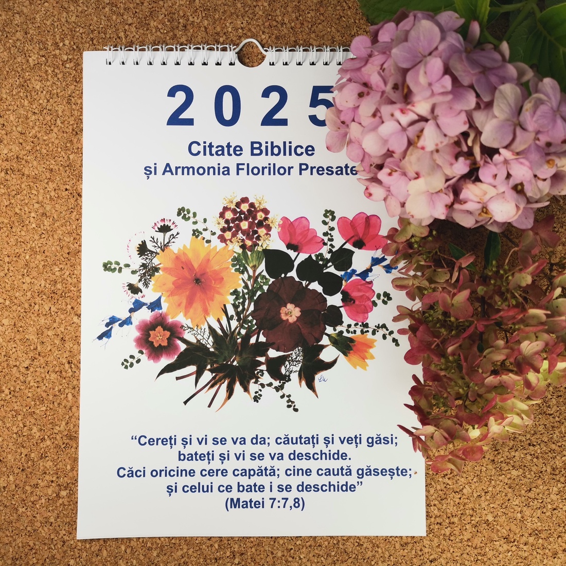 Calendar de Perete cu Citate Biblice și Imagini cu Flori Presate - casă & stil de viață - accesorii pentru decorat casa - decorațiuni de pereți, decorațiuni suspendate - calendar perete - Artynos.ro Calendar de Perete cu Citate Biblice și Imagini cu Flori Presate - casă & stil de viață - accesorii pentru decorat casa - decorațiuni de pereți, decorațiuni suspendate - calendar perete - Artynos.ro