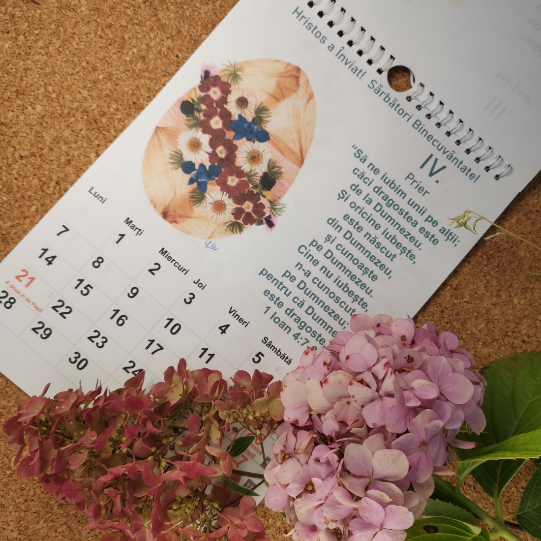 Calendar de Perete cu Citate Biblice și Imagini cu Flori Presate - casă & stil de viață - accesorii pentru decorat casa - decorațiuni de pereți, decorațiuni suspendate - calendar perete - Artynos.ro Calendar de Perete cu Citate Biblice și Imagini cu Flori Presate - casă & stil de viață - accesorii pentru decorat casa - decorațiuni de pereți, decorațiuni suspendate - calendar perete - Artynos.ro