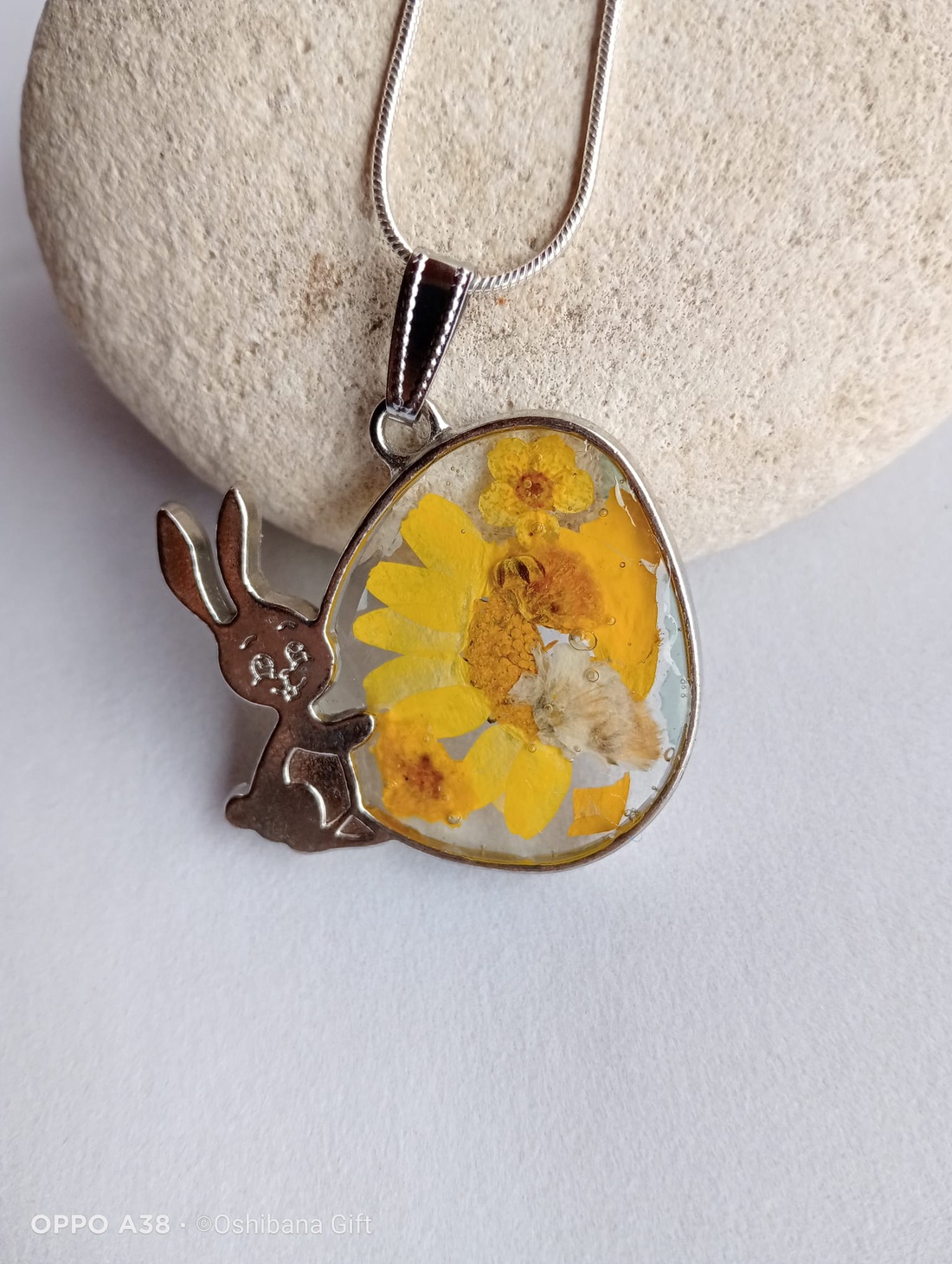 Medalion cu iepurasi si ou cu flori presate in rasina cadou de pasti cadou din inima - bijuterii - coliere - coliere cu pandative - Artynos.ro