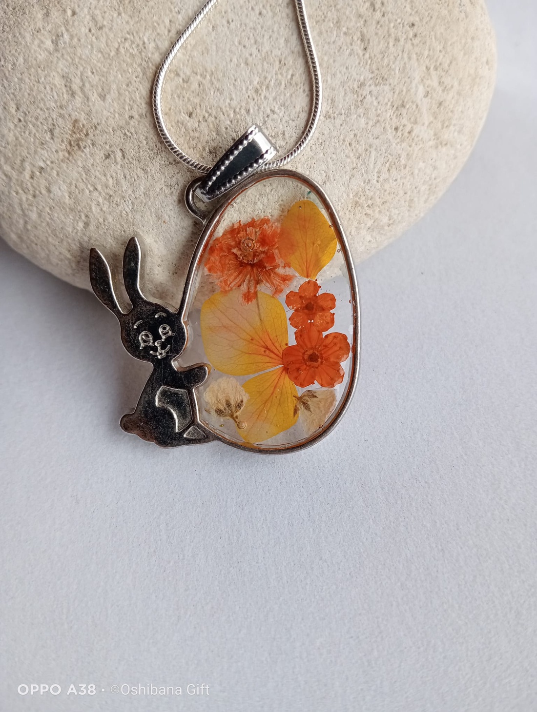 Medalion cu iepurasi si ou cu flori presate in rasina cadou de pasti cadou din inima - bijuterii - coliere - coliere cu pandative - Artynos.ro