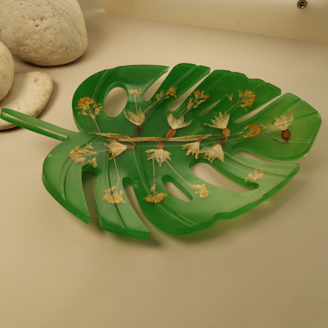 Frunza verde  de palmier din rasina cu flori presate cadou delicat unicat - casă & stil de viață - decorațiuni de casă - decorațiuni de pereți - suport pentru chei - Artynos.ro