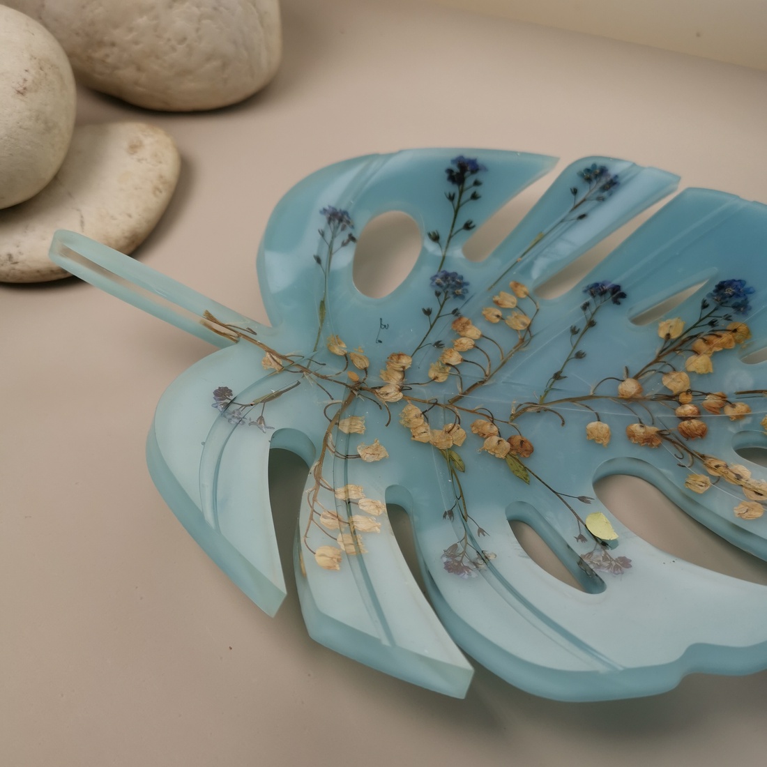 Frunza albastru  de palmier din rasina cu flori presate cadou delicat unicat - casă & stil de viață - decorațiuni de casă - decorațiuni de pereți - suport pentru chei - Artynos.ro