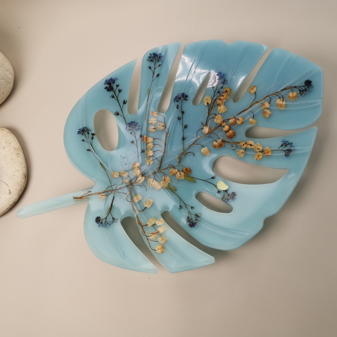 Frunza albastru  de palmier din rasina cu flori presate cadou delicat unicat - casă & stil de viață - decorațiuni de casă - decorațiuni de pereți - suport pentru chei - Artynos.ro