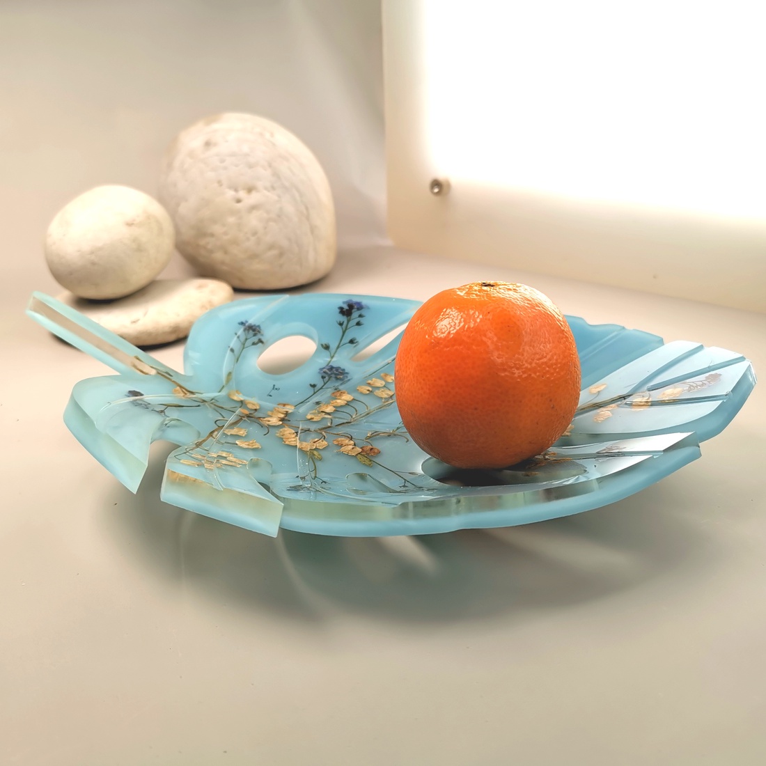 Frunza albastru  de palmier din rasina cu flori presate cadou delicat unicat - casă & stil de viață - decorațiuni de casă - decorațiuni de pereți - suport pentru chei - Artynos.ro