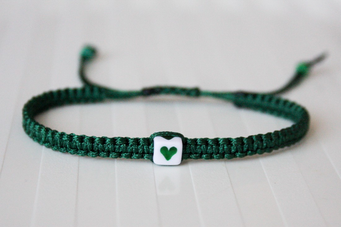 Brățară macramé împletită - Inimă verde - - Artynos.ro Brățară macramé împletită - Inimă verde - - Artynos.ro