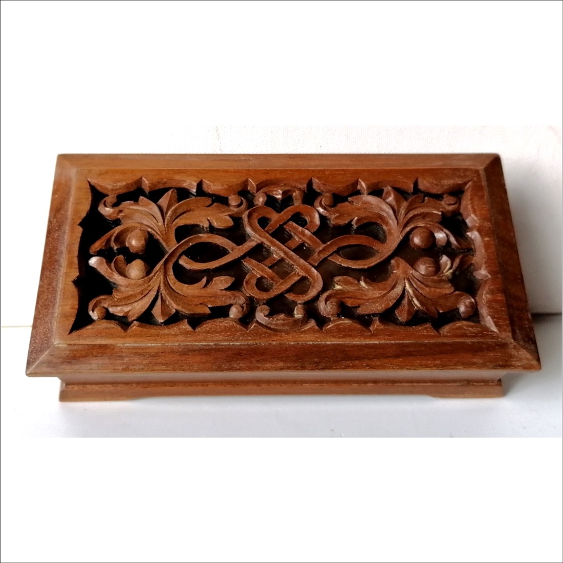 Cutie pentru bijuterii în formă de cufăr celtic, sculptată cu împletituri infinite - arte vizuale și accesorii  - alte arte - Artynos.ro