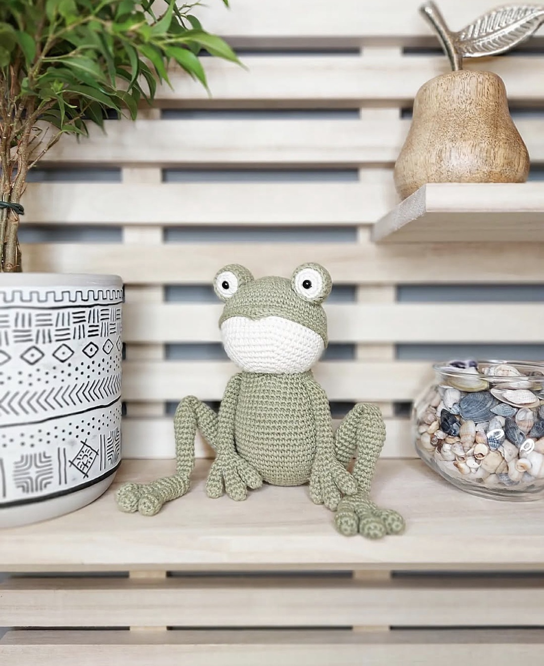 Broscuta crosetata manual, 28cm - jucării și echipamente pentru copii - plușuri - broască de pluș - Artynos.ro Broscuta crosetata manual, 28cm - jucării și echipamente pentru copii - plușuri - broască de pluș - Artynos.ro