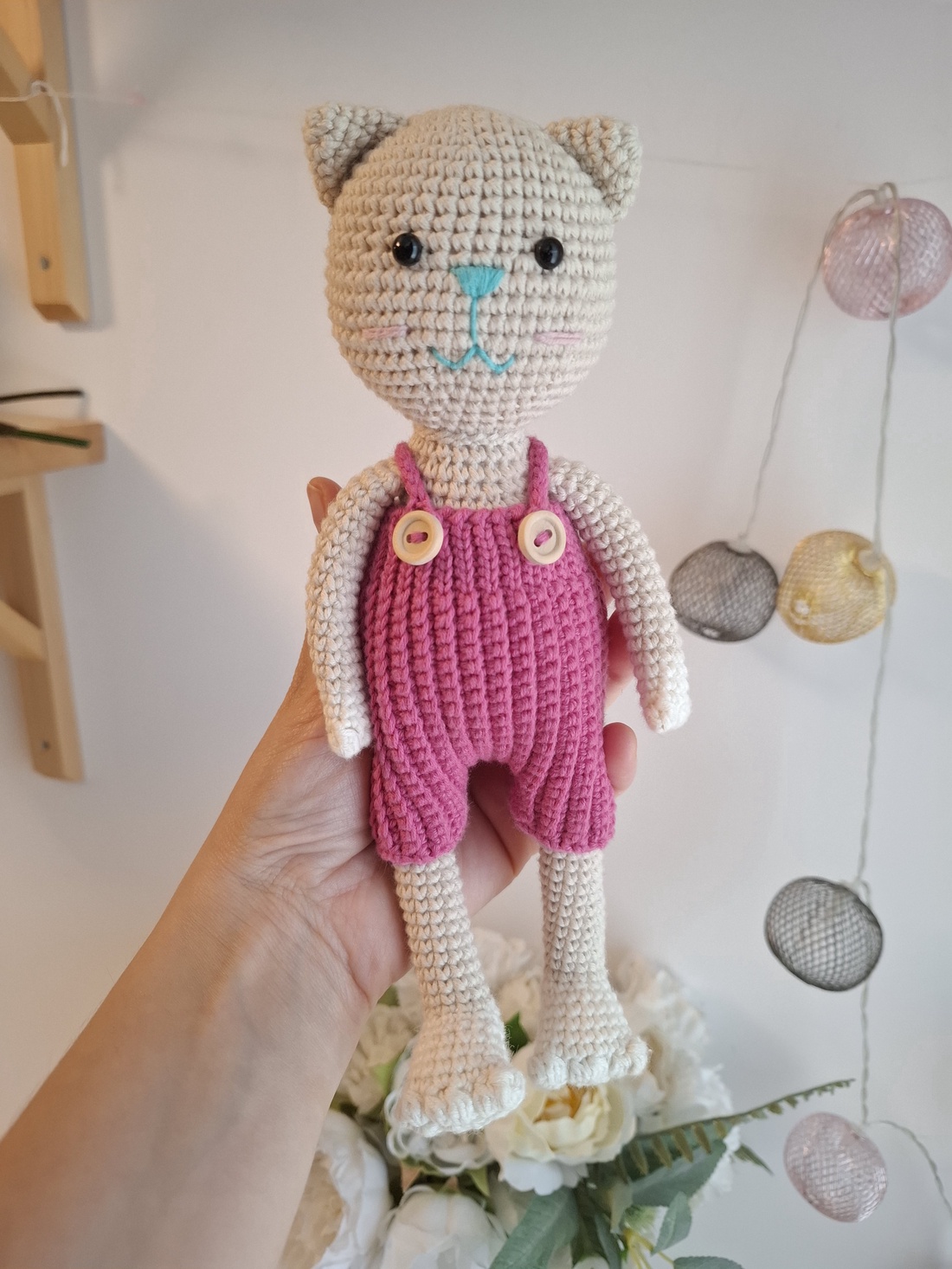 Pisicuta crosetata manual, 23cm - jucării și echipamente pentru copii - plușuri - pisică de pluș - Artynos.ro Pisicuta crosetata manual, 23cm - jucării și echipamente pentru copii - plușuri - pisică de pluș - Artynos.ro