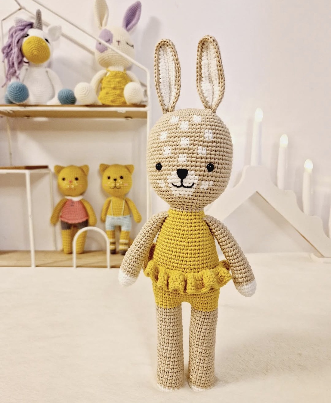 Iepuras pistruiat crosetat, 31cm  - jucării și echipamente pentru copii - plușuri - iepure de pluș - Artynos.ro