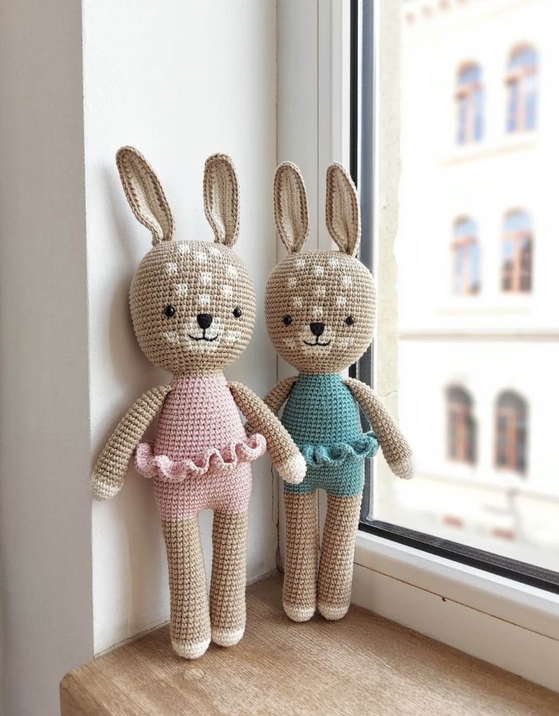 Iepuras pistruiat crosetat, 31cm  - jucării și echipamente pentru copii - plușuri - iepure de pluș - Artynos.ro