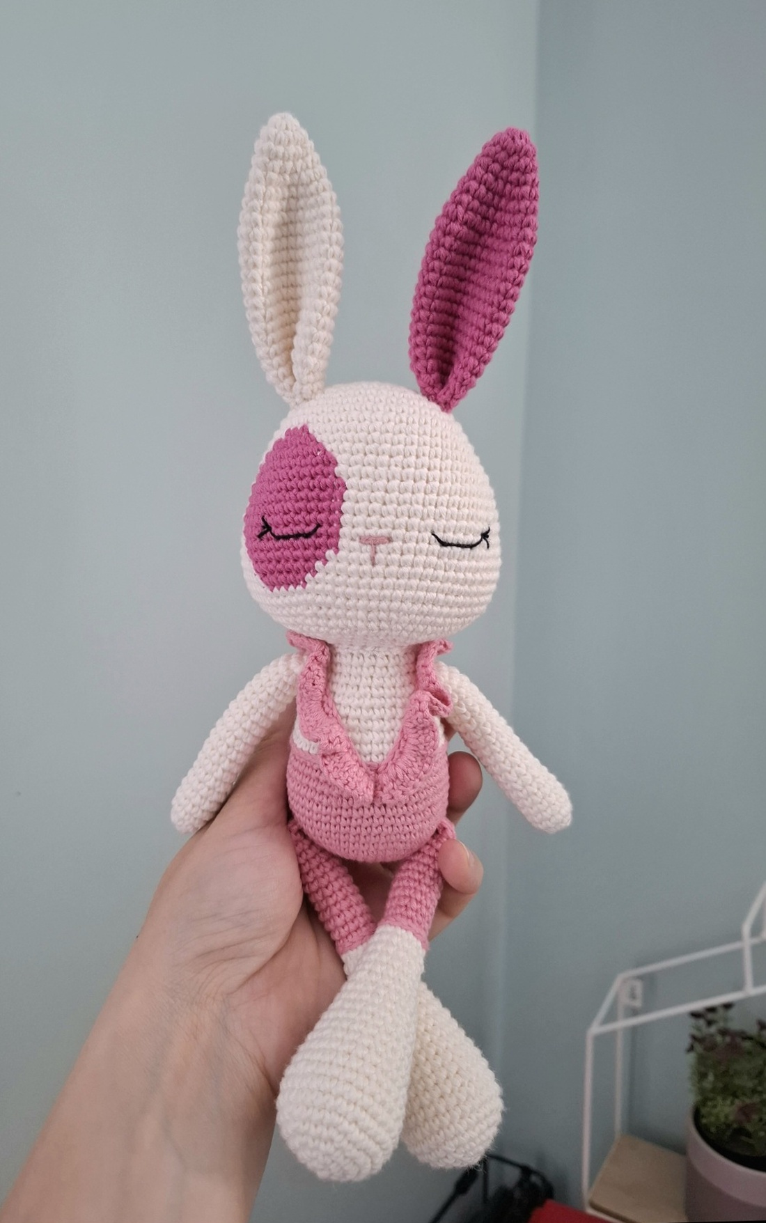 Iepuras crosetat 22cm - jucării și echipamente pentru copii - plușuri - iepure de pluș - Artynos.ro