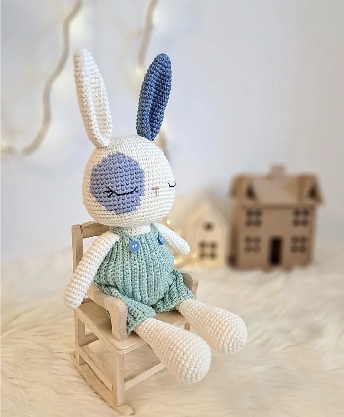 Iepuras crosetat 22cm, cu salopeta  - decor de sărbători - decorațiuni de paște - iepuraș de paște - Artynos.ro