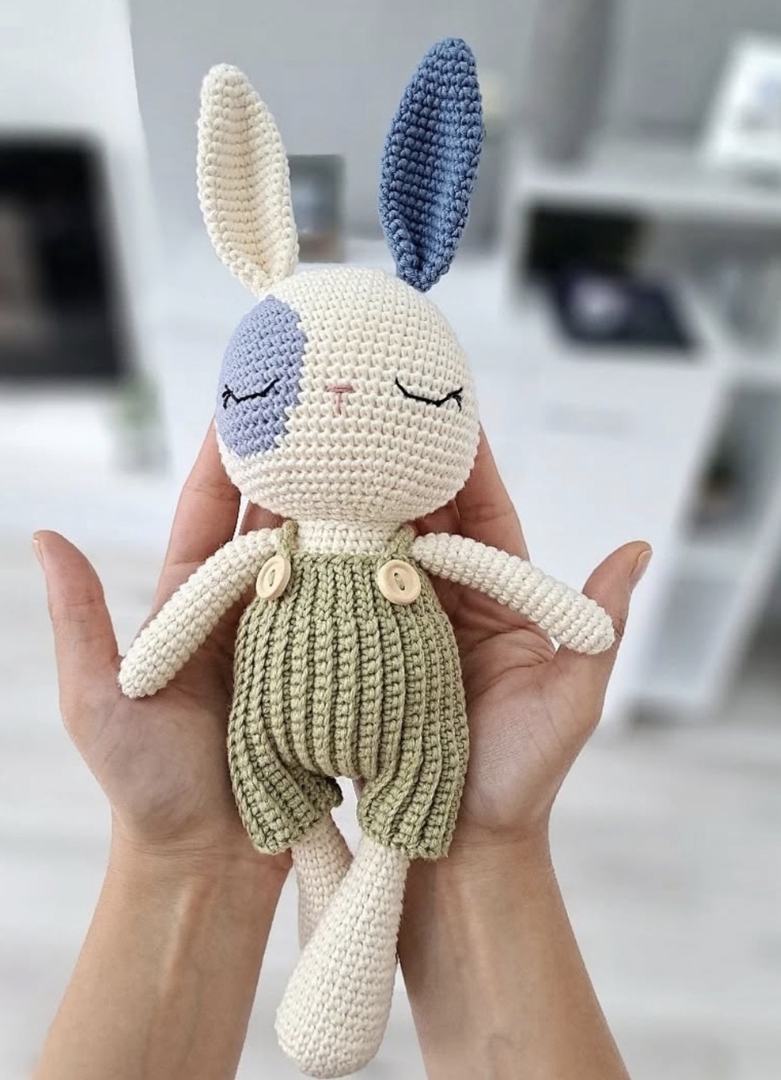 Iepuras crosetat 22cm, cu salopeta  - decor de sărbători - decorațiuni de paște - iepuraș de paște - Artynos.ro