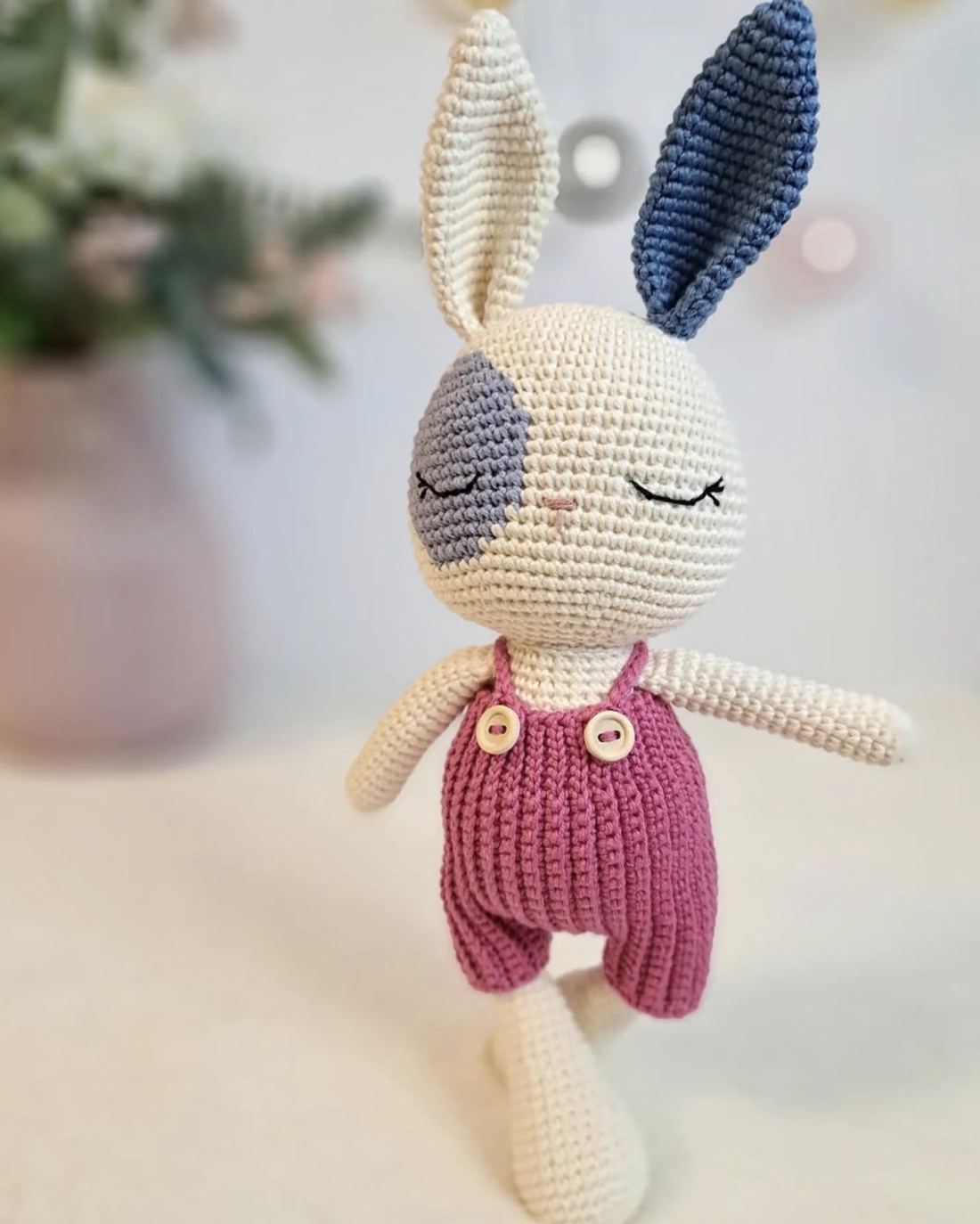 Iepuras crosetat 22cm, cu salopeta  - decor de sărbători - decorațiuni de paște - iepuraș de paște - Artynos.ro