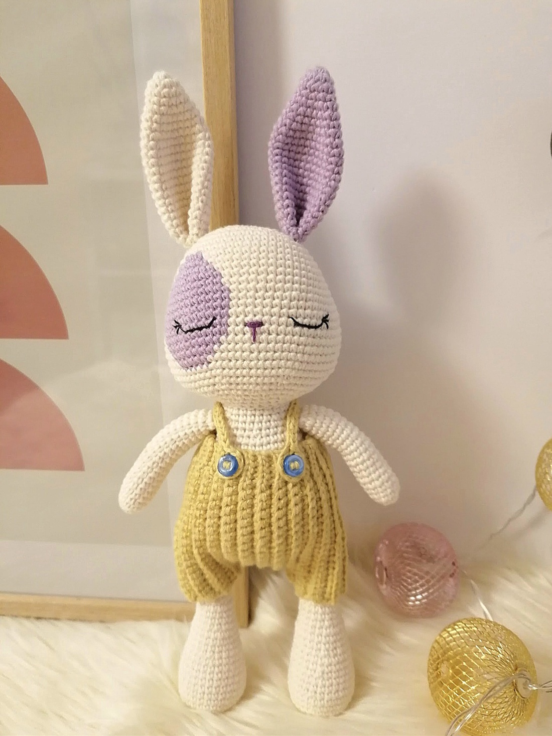 Iepuras crosetat 22cm, cu salopeta  - decor de sărbători - decorațiuni de paște - iepuraș de paște - Artynos.ro