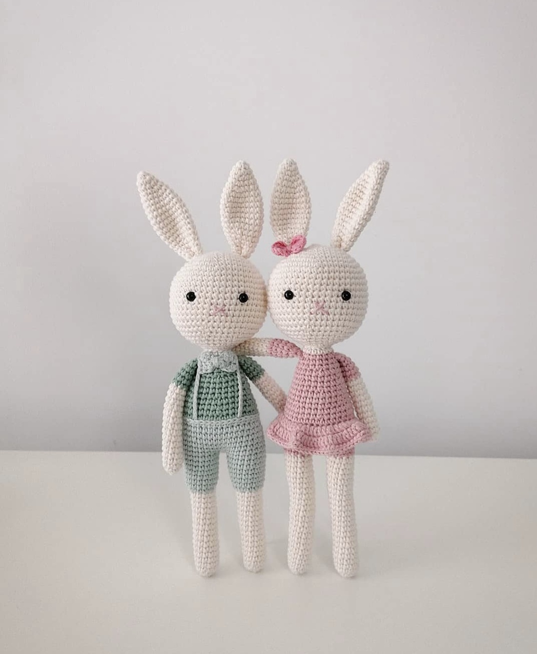 Iepuras crosetat 26cm. Fetita/Baietel  - jucării și echipamente pentru copii - plușuri - iepure de pluș - Artynos.ro