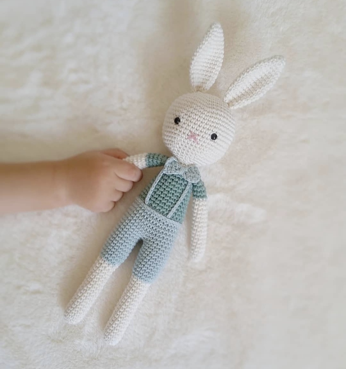 Iepuras crosetat 26cm. Fetita/Baietel  - jucării și echipamente pentru copii - plușuri - iepure de pluș - Artynos.ro