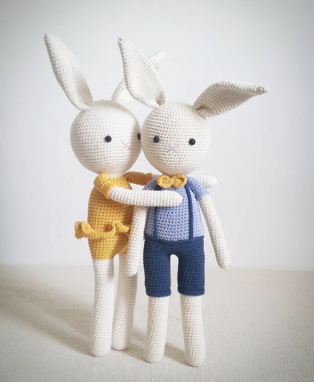 Iepuras crosetat 40cm. Fetita/Baietel  - decor de sărbători - decorațiuni de paște - iepuraș de paște - Artynos.ro