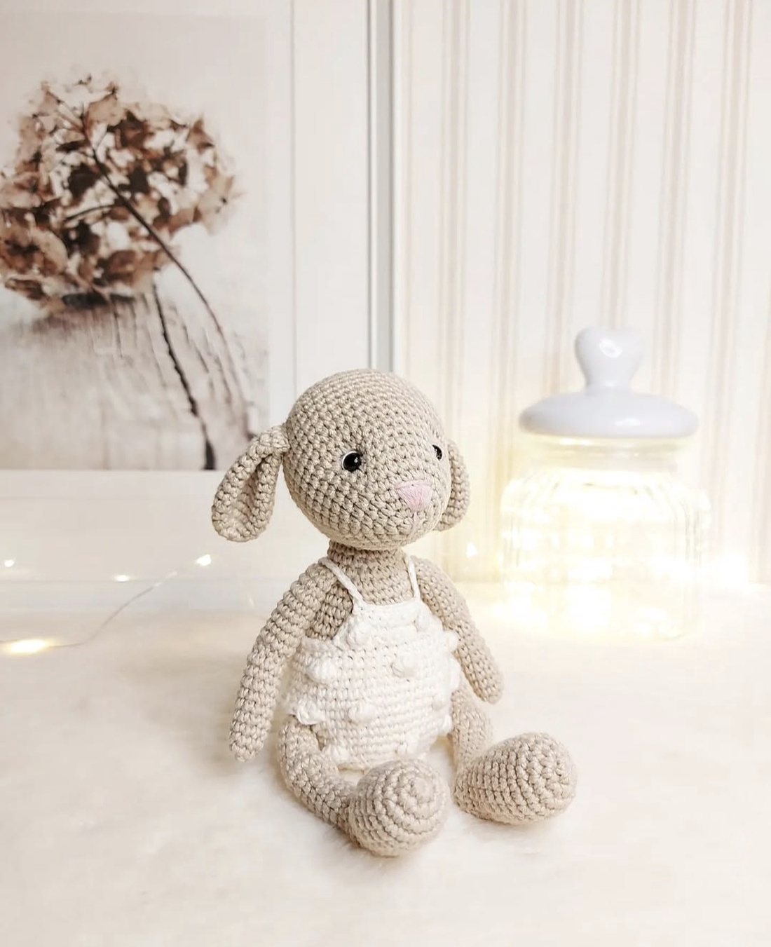 Iepuras crosetat manual 19cm, cu salopeta  - jucării și echipamente pentru copii - plușuri - iepure de pluș - Artynos.ro