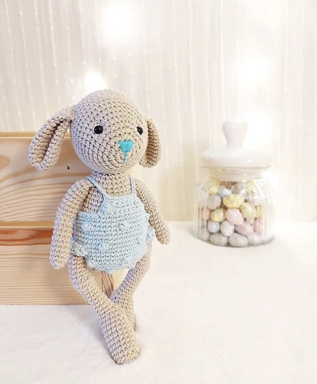 Iepuras crosetat manual 19cm, cu salopeta  - jucării și echipamente pentru copii - plușuri - iepure de pluș - Artynos.ro