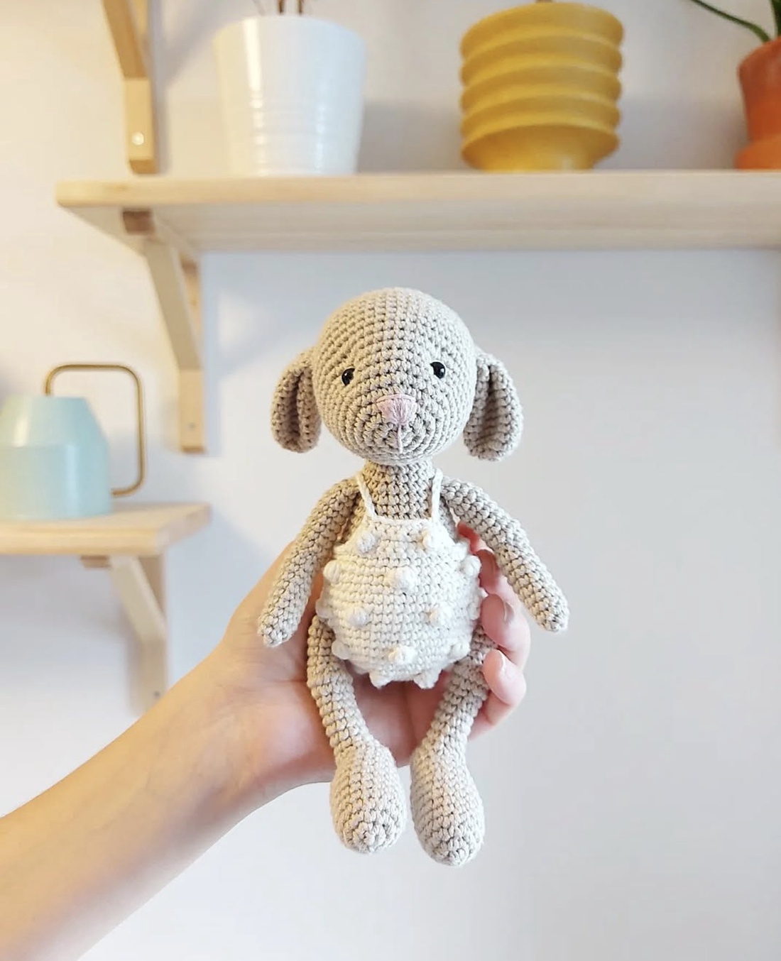 Iepuras crosetat manual 19cm, cu salopeta  - jucării și echipamente pentru copii - plușuri - iepure de pluș - Artynos.ro