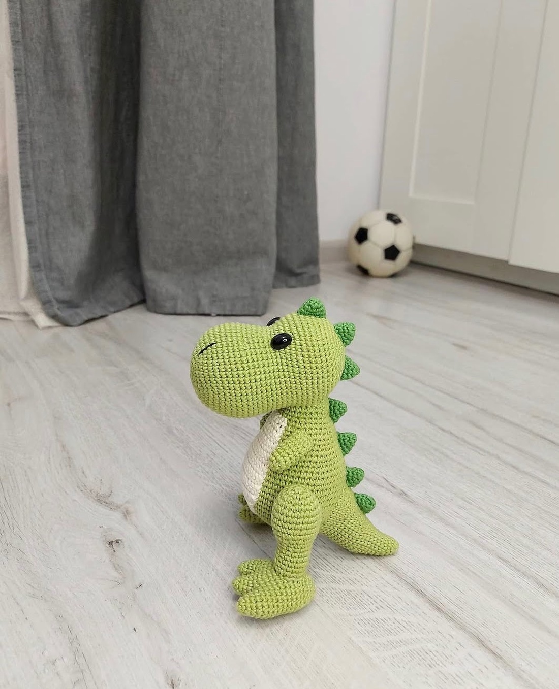 Dinozaur crosetat manual, 20cm  - jucării și echipamente pentru copii - plușuri - dinozauri din pluș - Artynos.ro