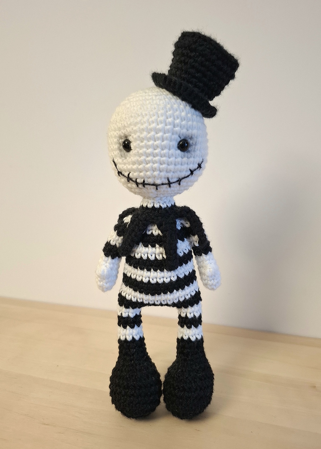 Papusica Goth, crosetata manual - jucării și echipamente pentru copii - jucării și accesorii pentru copii - păpuși de joacă - Artynos.ro