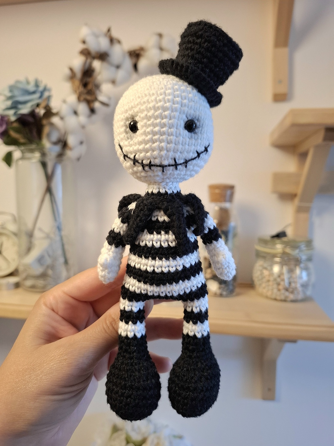 Papusica Goth, crosetata manual - jucării și echipamente pentru copii - jucării și accesorii pentru copii - păpuși de joacă - Artynos.ro