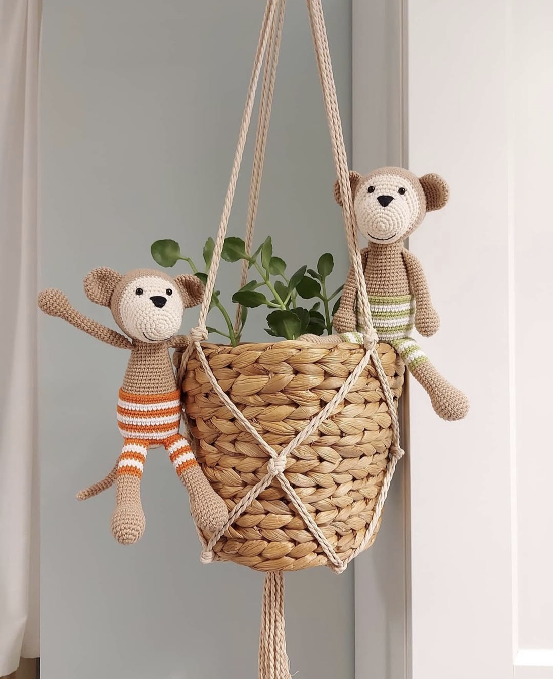 Maimutica crosetata manual - jucării și echipamente pentru copii - plușuri - maimuță de pluș - Artynos.ro