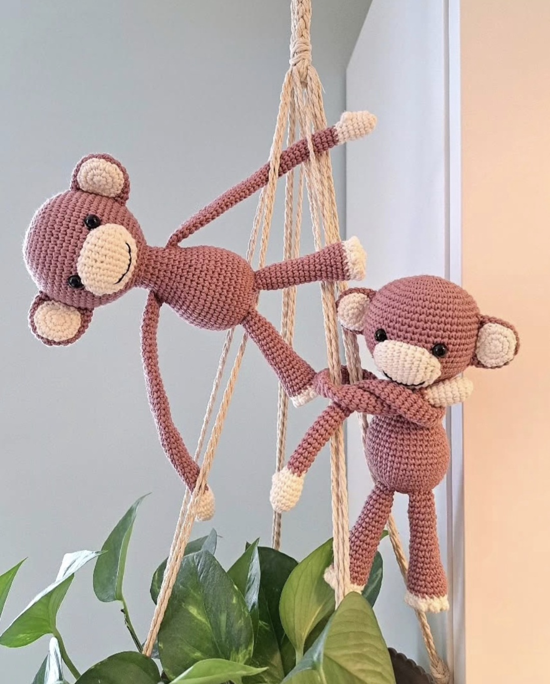 Maimutica crosetata manual - jucării și echipamente pentru copii - plușuri - maimuță de pluș - Artynos.ro