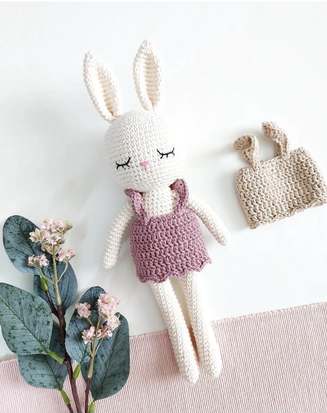 Lili, Iepuras crosetat manual  - jucării și echipamente pentru copii - plușuri - iepure de pluș - Artynos.ro
