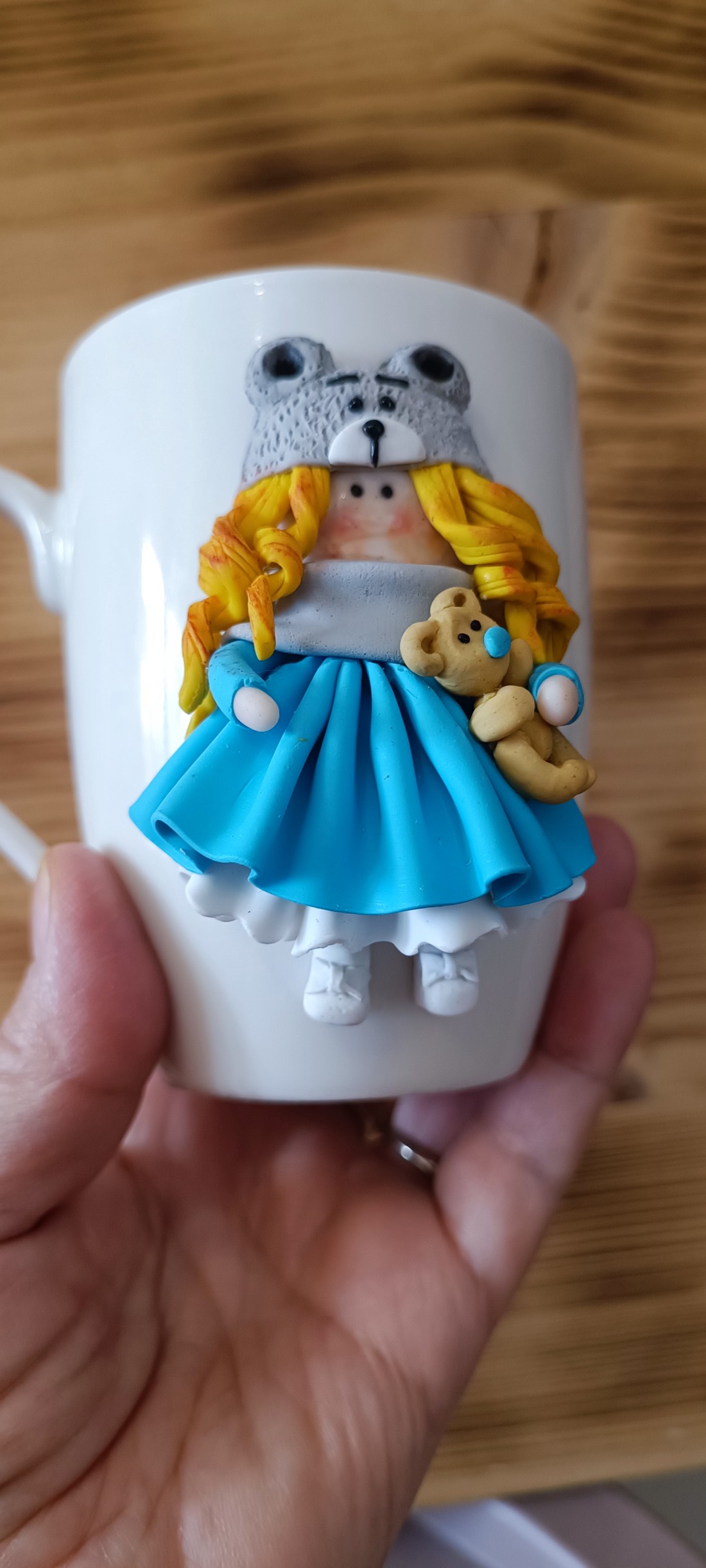 Cu decor de cană. Argilă polimerică. Fată cu urs în mână - - Artynos.ro Cu decor de cană. Argilă polimerică. Fată cu urs în mână - - Artynos.ro
