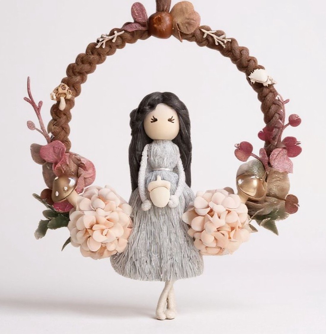 Decorațiune de perete din macramé de toamnă � păpușă din macramé pe un inel maro, decorată cu piersici aurii -  - Artynos.ro