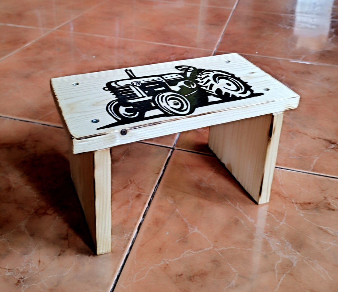 Scaun tractor din lemn - - Artynos.ro Scaun tractor din lemn - - Artynos.ro