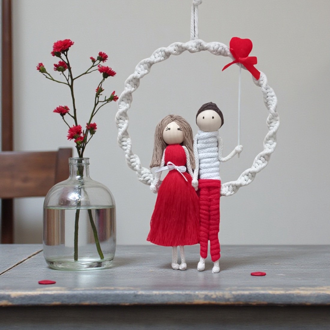 Decorațiune unică pentru perete de Ziua Îndrăgostiților � Cuplu personalizabil din macramé cu inimi roșii - casă & stil de viață - decorațiuni de casă - decorațiuni de pereți - decor de pereți, macrame - Artynos.ro