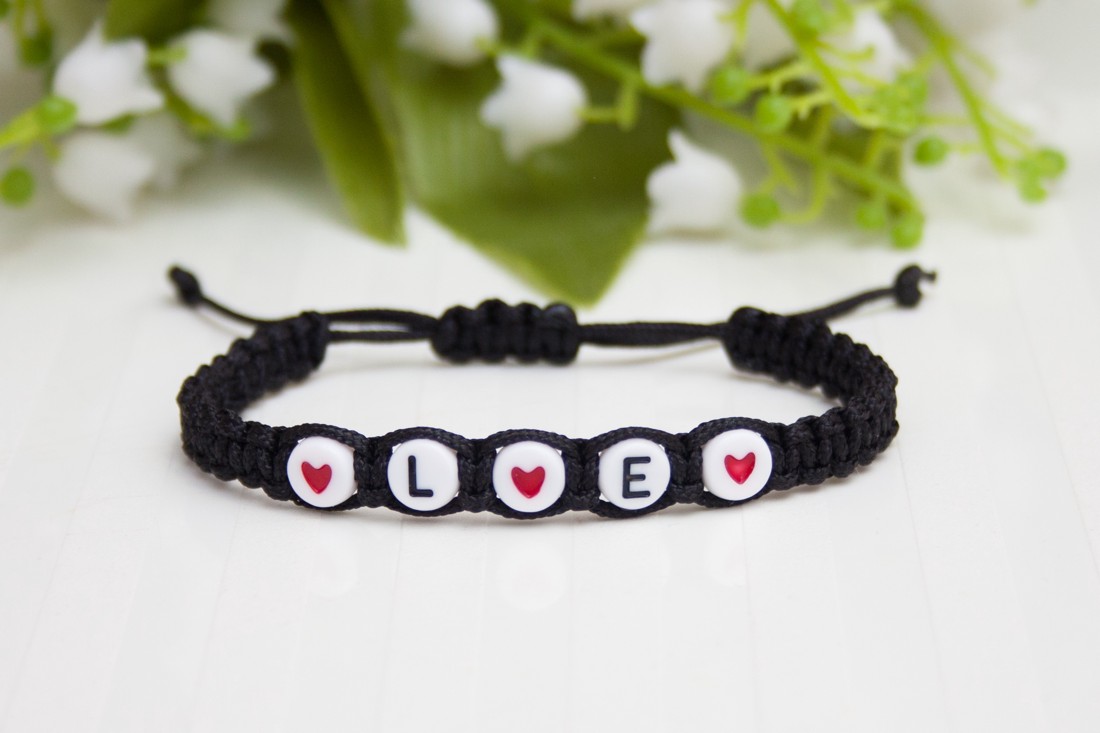 Brățară macramé împletită cu litere - Hearts black - - Artynos.ro Brățară macramé împletită cu litere - Hearts black - - Artynos.ro