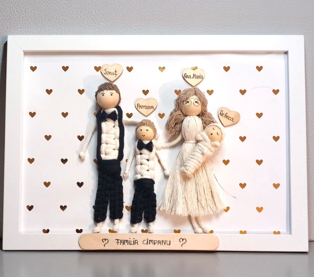 Portret de familie unic, personalizat, realizat în tehnica macramé � cadou realizat manual, în ramă albă (A4, 21�30 cm) - casă & stil de viață - decorațiuni de casă - decorațiuni de pereți - decor de pereți, macrame - Artynos.ro