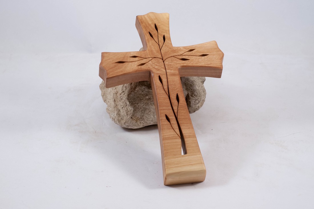 Cruce din lemn modelată, cruce de perete - - Artynos.ro Cruce din lemn modelată, cruce de perete - - Artynos.ro