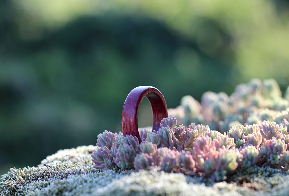 Inel din lemn � Inimă purpurie  -  - Artynos.ro